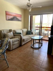 - un salon avec un canapé et une table dans l'établissement SunSet&Beach, à Albir
