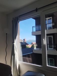 een raam met uitzicht op een balkon bij Cara Sur Bariloche in Bariloche