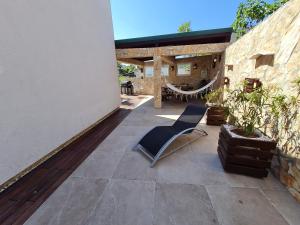 patio z krzesłem i hamakiem w obiekcie Bellavista Medulin Sea View w Medulinie