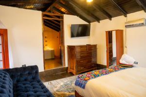 - une chambre avec un lit, une télévision et un canapé dans l'établissement Colonial Home Chachapoyas, à Chachapoyas