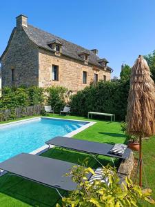 una casa con piscina nel cortile di L'Autre Maison a Bozouls