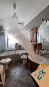 Baño con humo saliendo de la pared en MYHOUSE INN FERMATA PARADISO - Affitti Brevi Italia, en Collegno