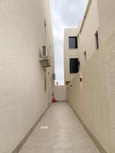 an alley between two white buildings with a hallway at نزل الراشد الفاخرة luxury in Abha