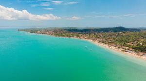 uma vista aérea de uma praia no oceano em Itaparica praia hotel em Itaparica Town