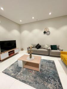 sala de estar con sofá y TV en نزل الراشد الفاخرة luxury, en Abha