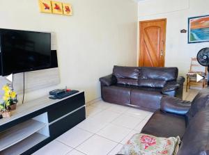 Uma TV ou centro de entretenimento em Apartamento em Praia Grande