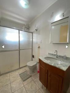 Um banheiro em Apartamento em Praia Grande