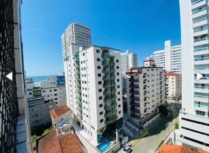 Uma visão geral de Praia Grande ou uma vista da cidade tirada do apartamento mais 21 fotos