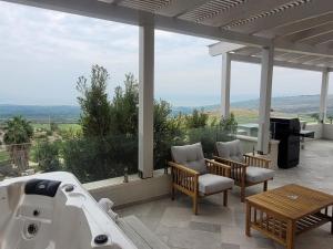 bañera en un patio con mesa y sillas en ציפור הכנרת - Sea of Galilee bird, en Had Nes