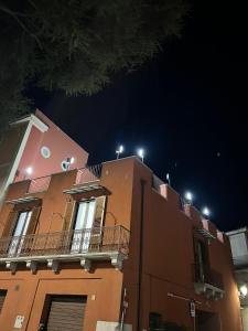 budynek z oświetleniem na górze w nocy w obiekcie Maison Dante w mieście Benewent