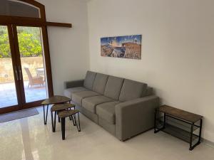 salon z kanapą i stołem w obiekcie Fort Chambray, Blissful Escape w mieście Għajnsielem