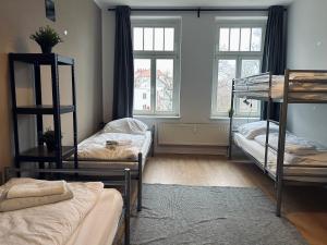 Двуетажно легло или двуетажни легла в стая в 2 Schlafzimmer-Balkon-Küche-Parkplatz-Designerbad