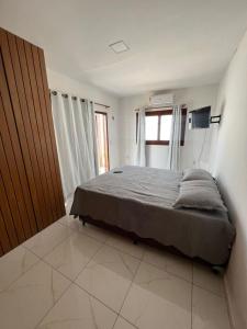 1 dormitorio con 1 cama grande en una habitación en Recanto Boulevard, en Tibau do Sul