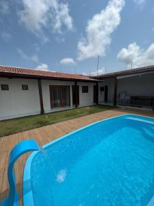 una gran piscina azul frente a una casa en Recanto Boulevard, en Tibau do Sul