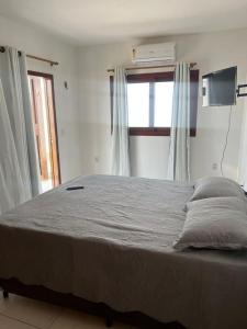 1 cama grande en un dormitorio con ventana en Recanto Boulevard, en Tibau do Sul