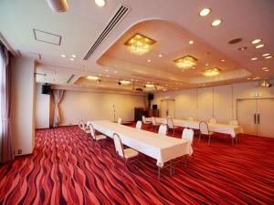 einen Konferenzraum mit Tischen und Stühlen auf einem roten Teppich in der Unterkunft HOTEL MARINEPIA - Vacation STAY 92243v in Shinkamigoto