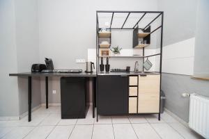 ein Büro mit einem schwarzen Schreibtisch und einem Spiegel in der Unterkunft Apartment Central 85B 40qm Wi-Fi free in Dortmund