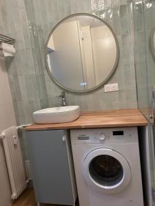 ein Badezimmer mit Waschbecken und Waschmaschine in der Unterkunft Belle Vue in Meudon