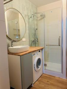 ein Badezimmer mit Waschbecken und Waschmaschine in der Unterkunft Belle Vue in Meudon + 18 Fotos
