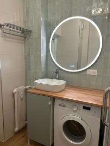 ein Badezimmer mit Waschbecken und Waschmaschine in der Unterkunft Belle Vue in Meudon