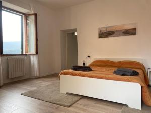 ein Schlafzimmer mit einem Bett mit zwei Koffern darauf in der Unterkunft A Casa di Nonna Anna in Porto Azzurro