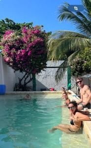 un grupo de personas sentadas en una piscina en Casa Torices Real 12, en Cartagena de Indias