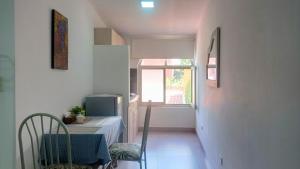 une petite salle à manger avec une table et une fenêtre dans l'établissement Acogedor Monoambiente en Tarija, à Tarija