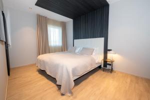 Un pat sau paturi într-o cameră la Luxury stylish apartment central Akureyri