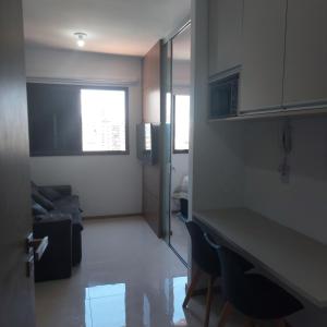 a room with a kitchen and a living room at Apartamento Temporada Salvador Pituba in Salvador