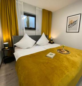 ein Hotelzimmer mit einem großen Bett und einem Tablett darauf in der Unterkunft Neu renovierte FeWo Moritz Nähe HUK in Coburg