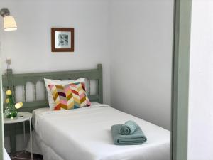 sypialnia z łóżkiem z dwoma ręcznikami w obiekcie El Paraiso w Alcudii