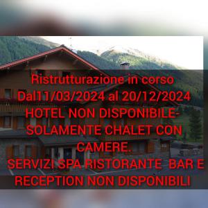 un cartel con el nombre de un hotel frente a un edificio en Hotel Paradiso, en Livigno