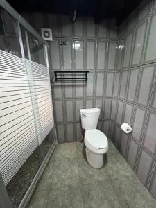 - une petite salle de bains avec toilettes dans une cabine dans l'établissement MANDALA CAMP, à Tomatlán