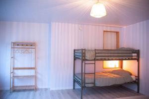 a bedroom with two bunk beds and a ceiling at Gaston vakantiehuis in Geraardsbergen