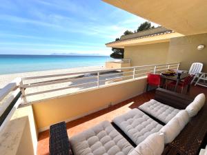 salon z kanapą i widokiem na plażę w obiekcie El Paraiso w Alcudii