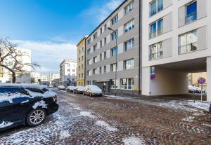 um carro preto estacionado em frente a um edifício em Prime Home CENTRUM 2 em Gdynia