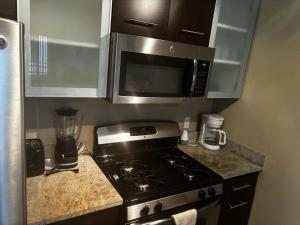 een keuken met een fornuis en een magnetron bij Sweet Studios Universal Loft FREE parking and WIFI in Los Angeles