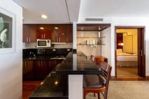 サンパウロにあるB Homy Itaim - Condomínio completo GEO206のキッチン(テーブル、椅子付)、ベッドルーム1室が備わります。