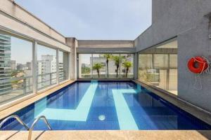 una gran piscina en un edificio con ventanas en B Homy Itaim - Condomínio completo GEO206 en São Paulo