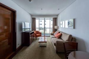 un soggiorno con divano e tavolo di B Homy Itaim - Condomínio completo GEO206 a San Paolo