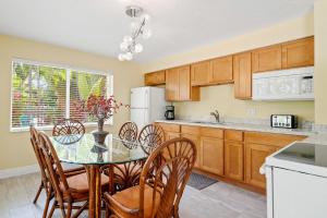 uma cozinha com uma mesa e cadeiras e um frigorífico em Coconut Bay Resort - Key Largo em Key Largo