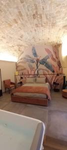 um quarto com uma cama grande e uma pintura na parede em MATTEI LUXURY B&B em Altamura