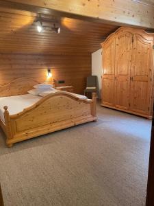Haus Bitschnau tesisinde bir odada yatak veya yataklar
