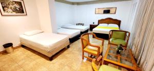 Giường trong phòng chung tại Hotel Laureles 70