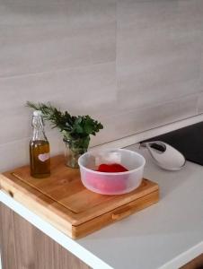 a bowl on a cutting board with a bottle of sauce at Casa Green in Silvi Marina