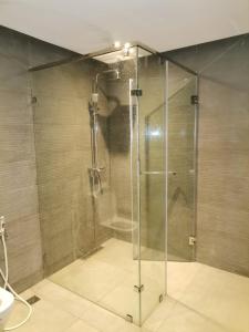 a shower with a glass door in a bathroom at زاوية سيدي عبد السلام افران in Ifrane