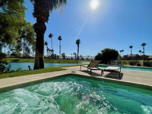 Bazén v ubytování The View! Palm Desert Country Club Villa nebo v jeho okolí