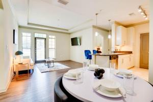 uma cozinha e sala de estar com mesa e cadeiras em Pool, Gym - Cozy Apartment Oasis em Suwanee