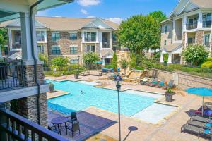 uma imagem de uma piscina numa casa em Pool, Gym - Cozy Apartment Oasis em Suwanee