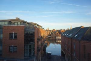 - une vue sur une ville avec des bâtiments et une rivière dans l'établissement River View, à York